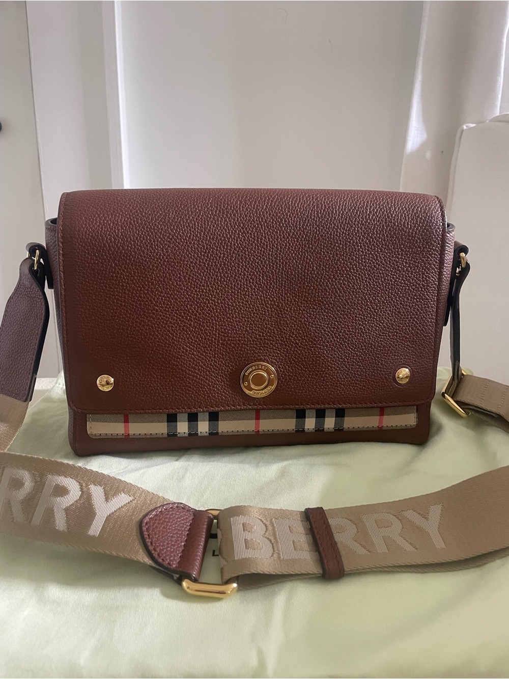 Burberry
Note Crossbody Bag Leather with Vintage Check Canvas Medium - Picture 4 of 12